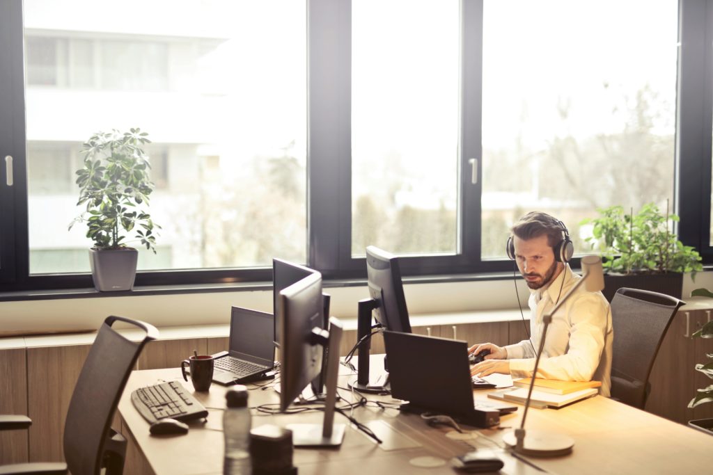 Boostez votre service client : Pourquoi externaliser votre centre de relation client est une stratégie gagnante ?